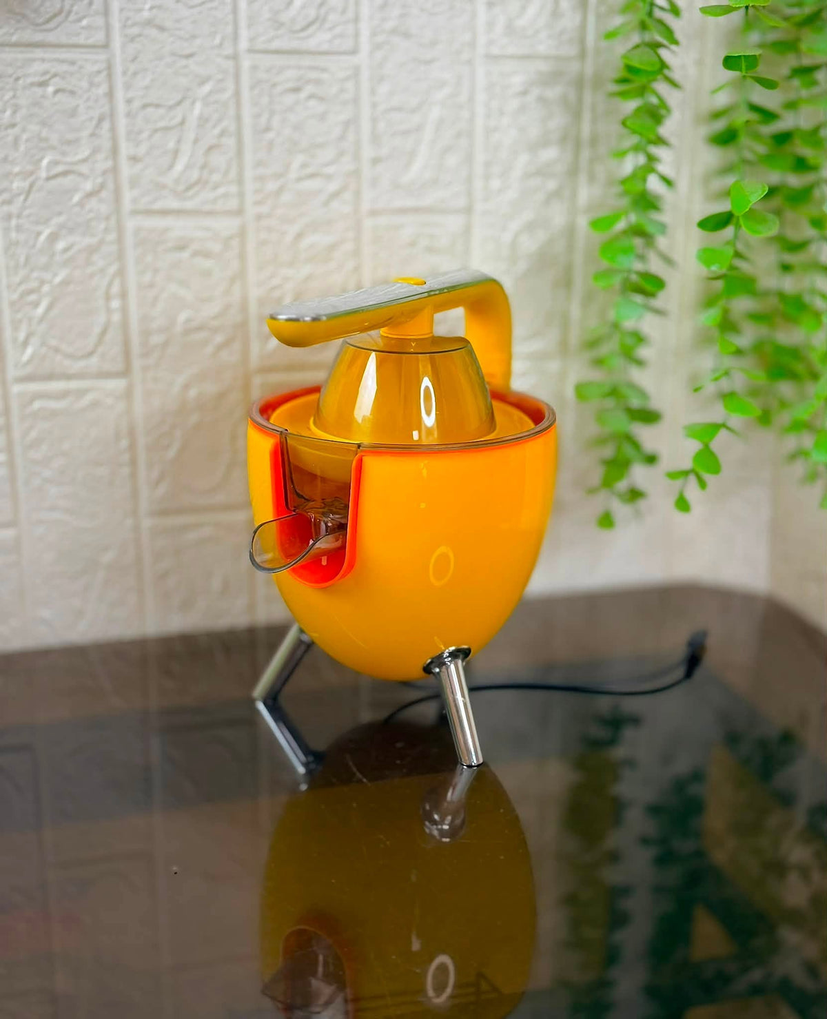 Electric fruit citrustomise squeezer